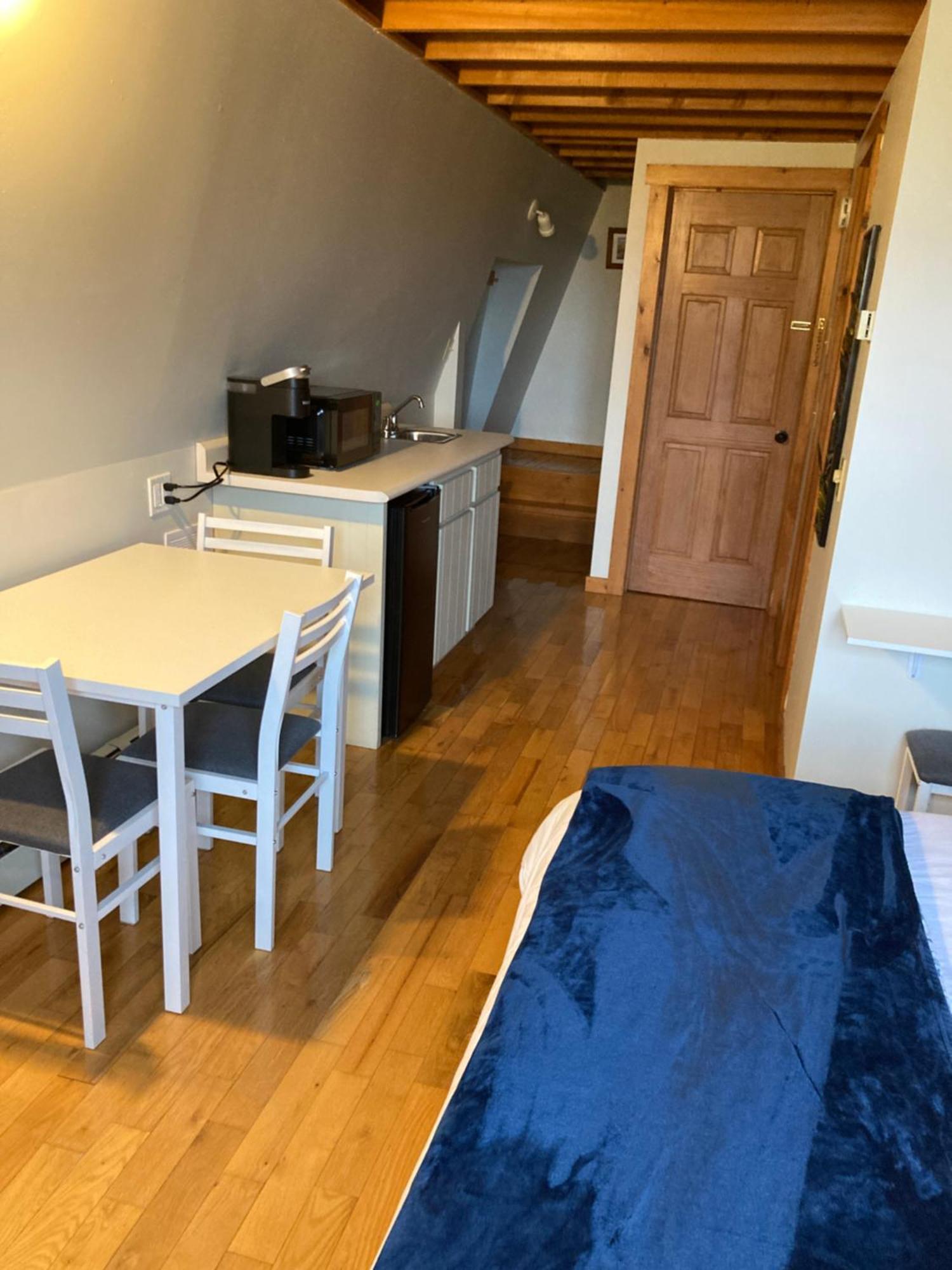 A Country Home Inn The City ชาร์ลอตต์ทาวน์ ภายนอก รูปภาพ