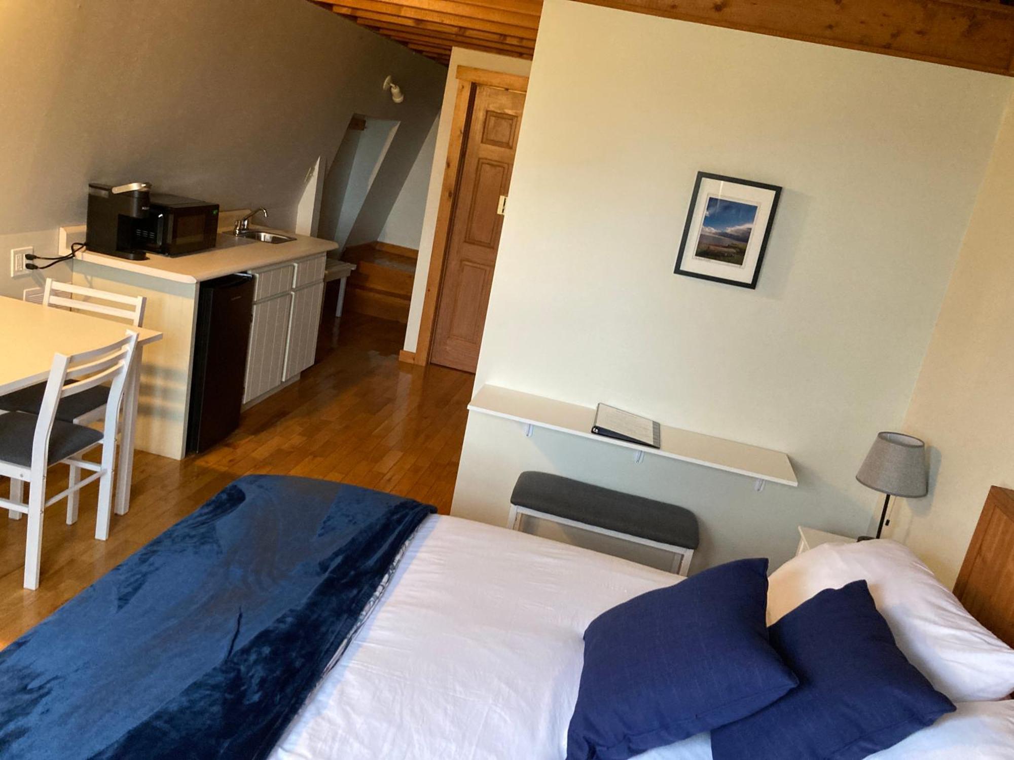 A Country Home Inn The City ชาร์ลอตต์ทาวน์ ภายนอก รูปภาพ